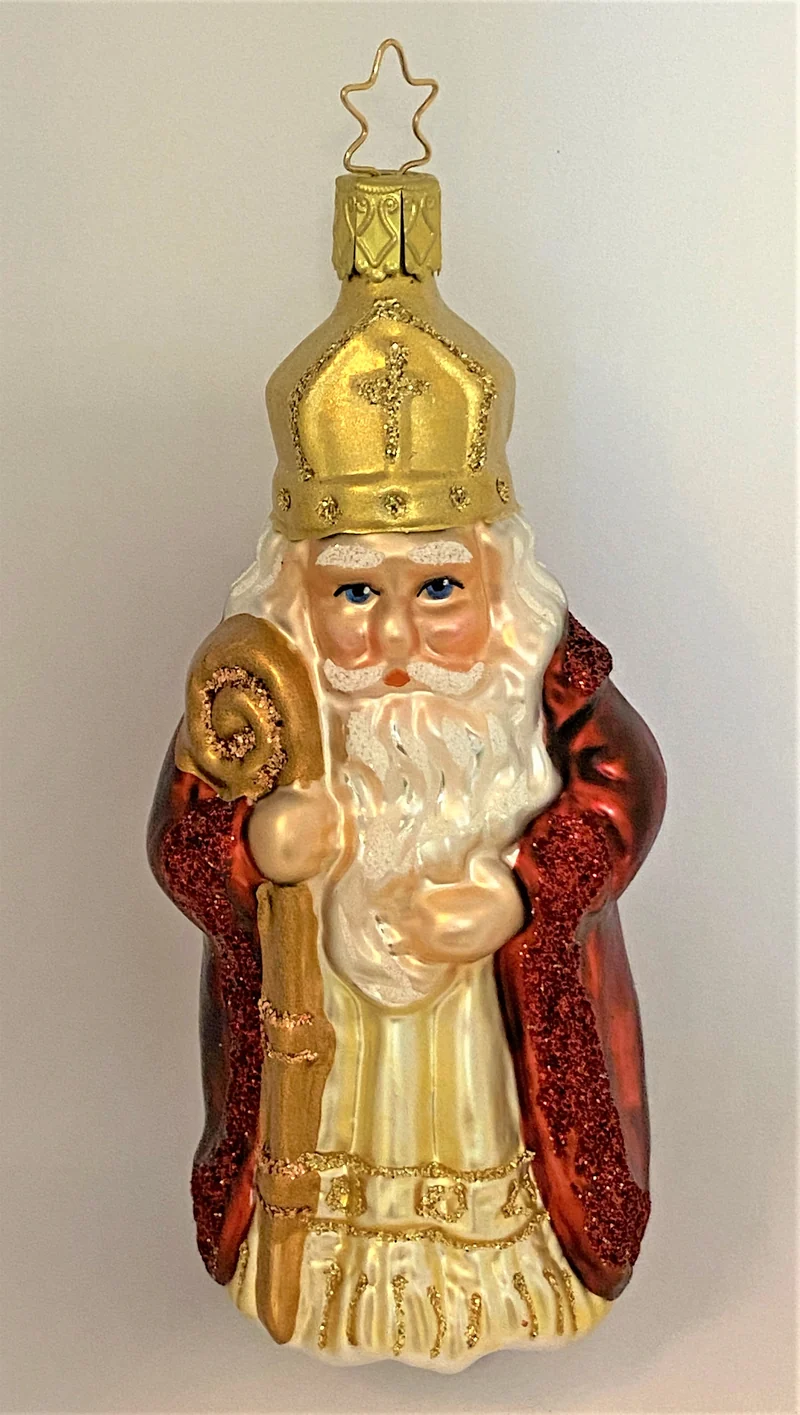 Bischof im dunkelrotem Mantel