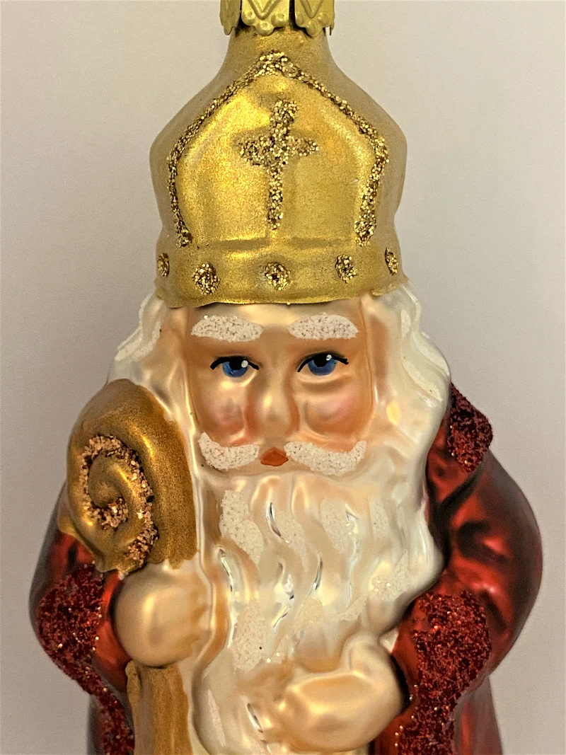 Bischof im dunkelrotem Mantel