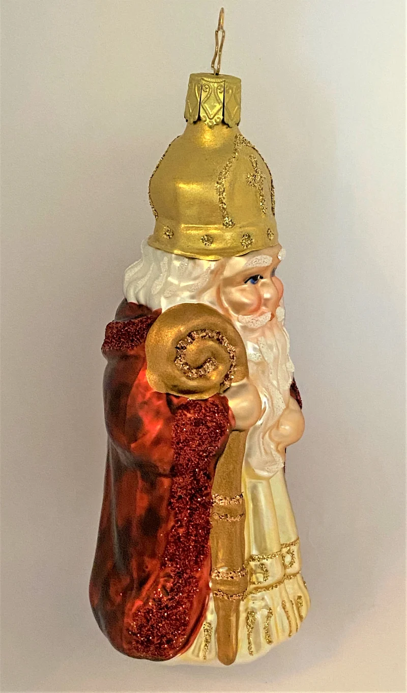 Bischof im dunkelrotem Mantel