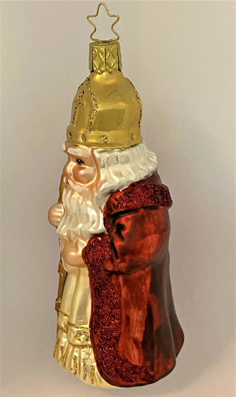 Bischof im dunkelrotem Mantel