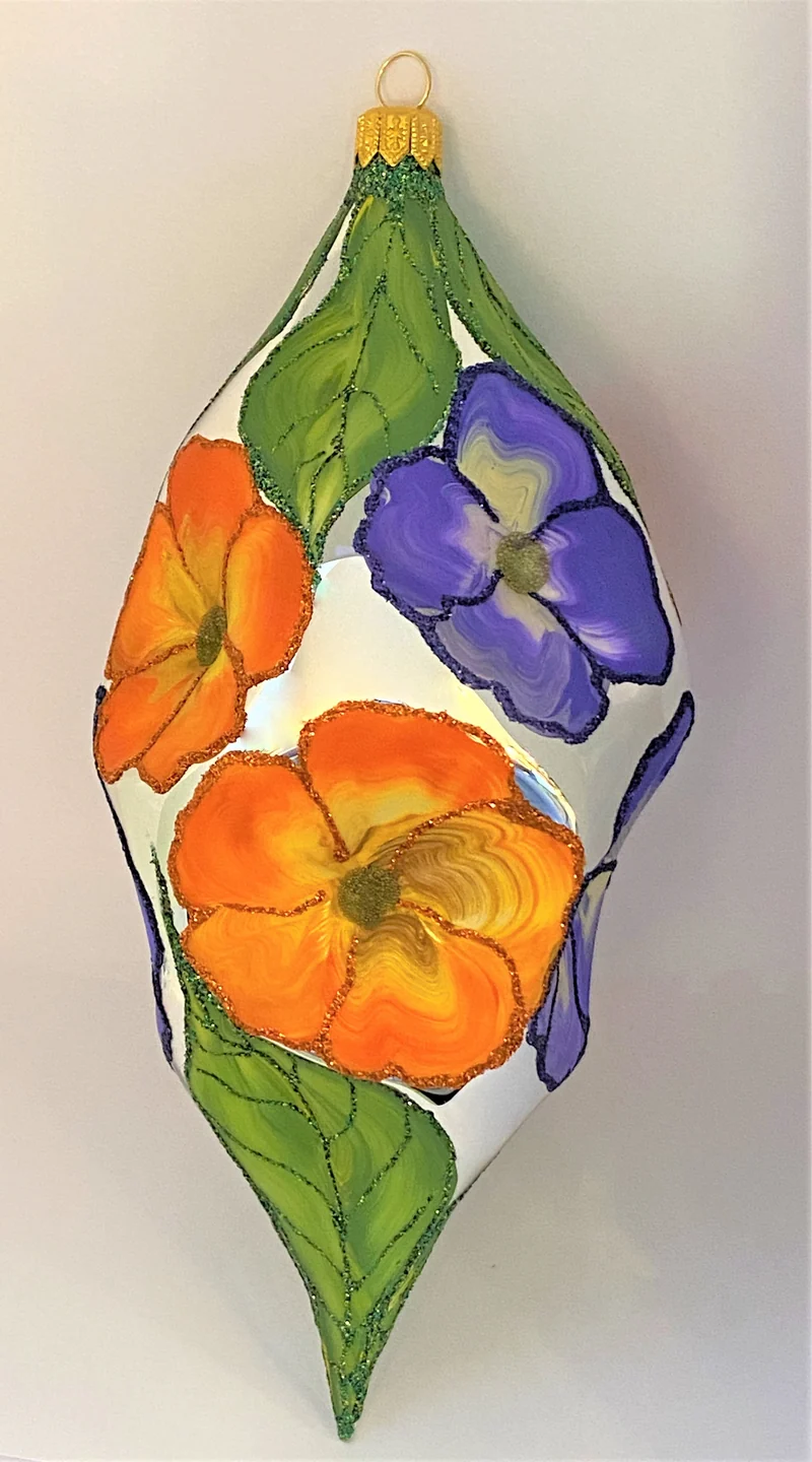 Grosses Ornament mit stilisierten Primeli-Blüten