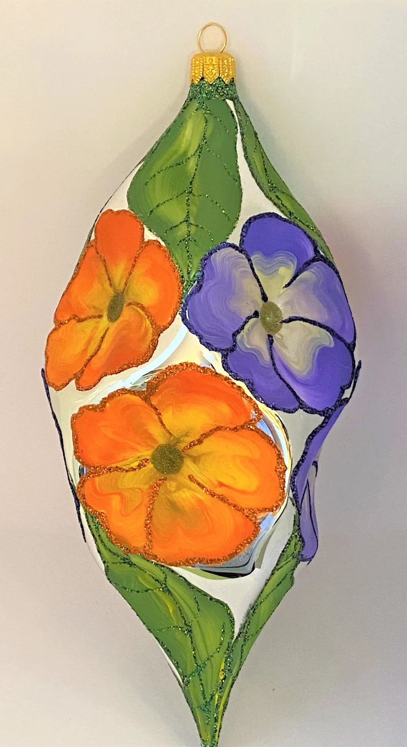 Grosses Ornament mit stilisierten Primeli-Blüten