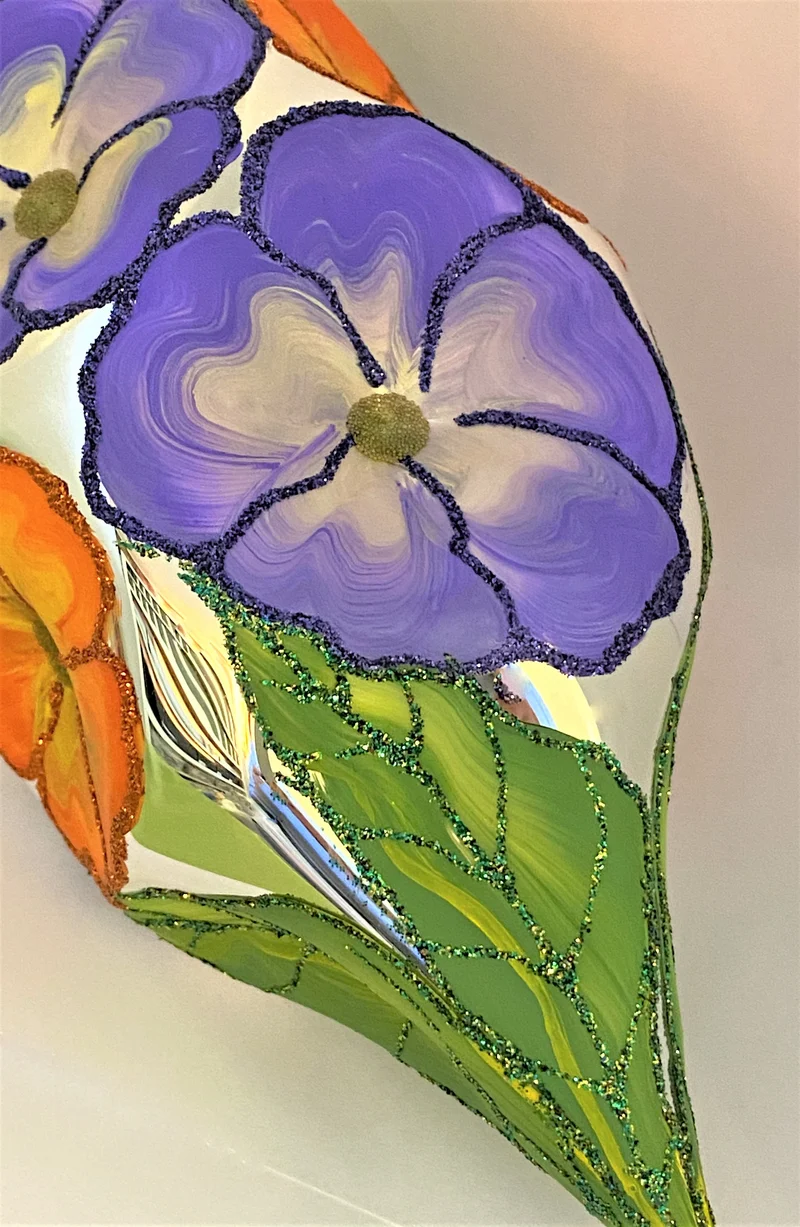 Grosses Ornament mit stilisierten Primeli-Blüten