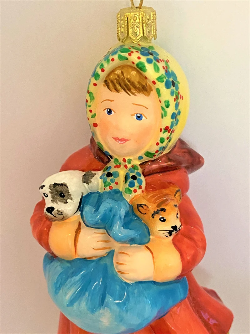 Mädchen geht mit der kleinen Katze und dem Hunde-Welpen spazieren, KOMOZJA MOSTOWSKI