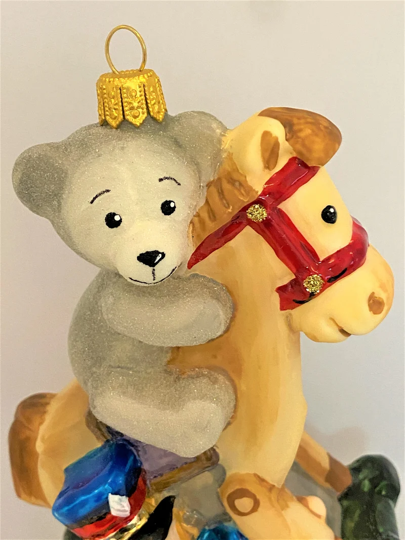 Der Teddy-Bär reitet auf dem Schaukelpferdchen, KOMOZJA MOSTOWSKI