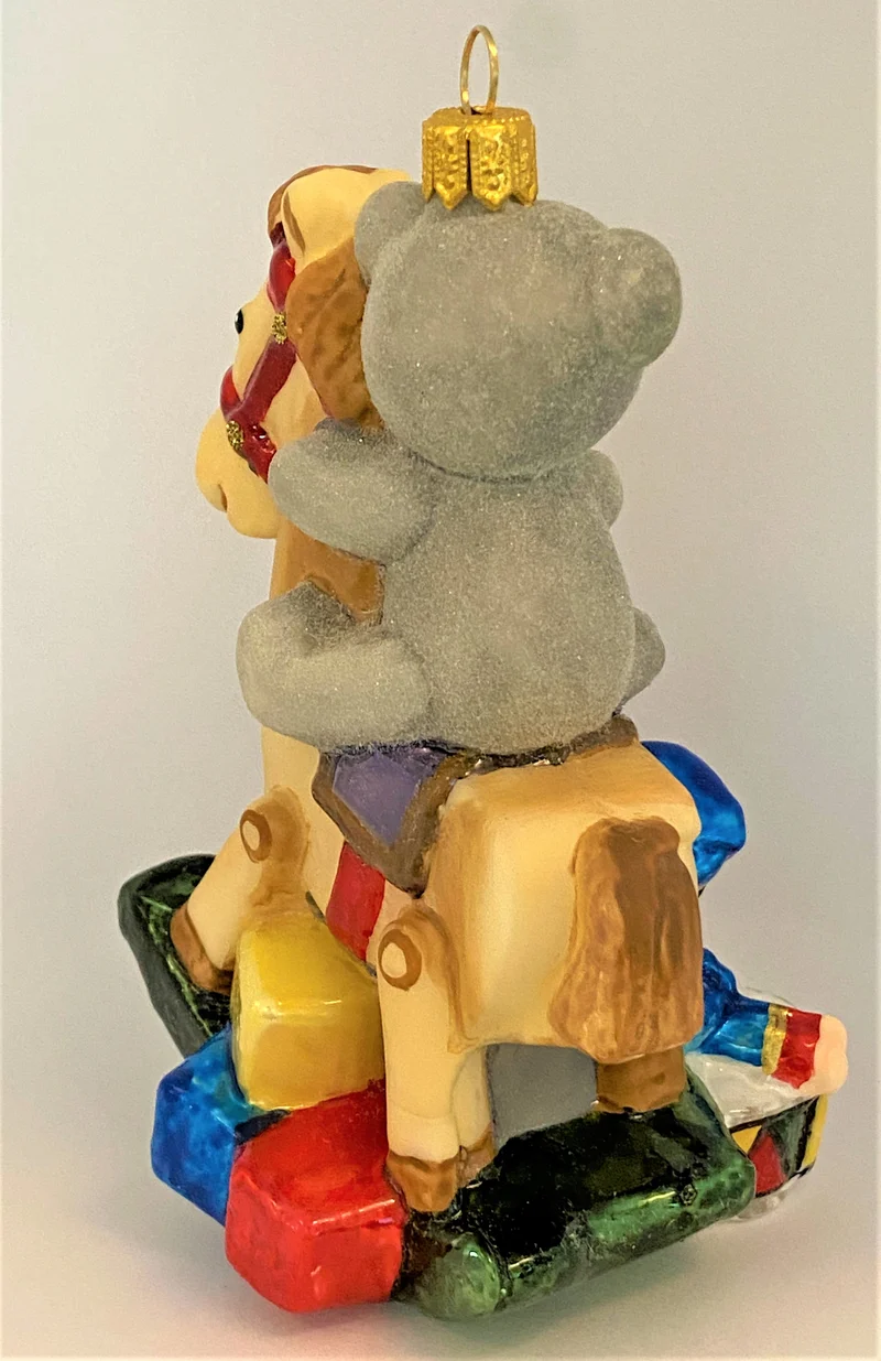 Der Teddy-Bär reitet auf dem Schaukelpferdchen, KOMOZJA MOSTOWSKI