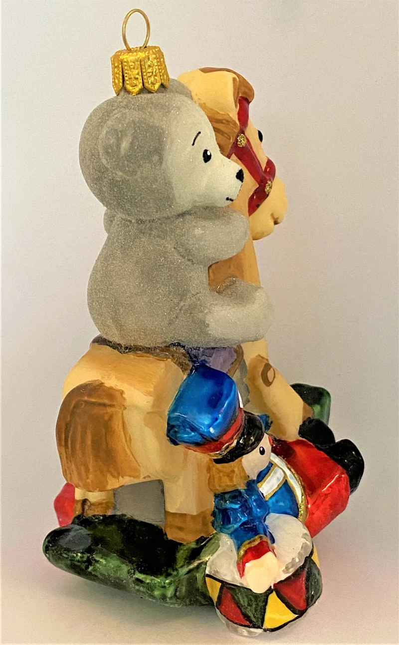 Der Teddy-Bär reitet auf dem Schaukelpferdchen, KOMOZJA MOSTOWSKI