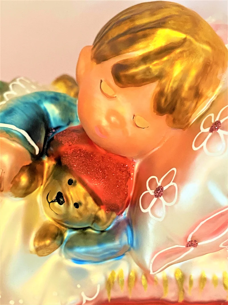 Das Mädchen schläft im roten Bett mit dem Teddy im Arm , KOMOZJA MOSTOWSKI