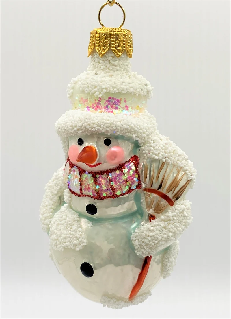 Schneemann mit gestreiftem Schal