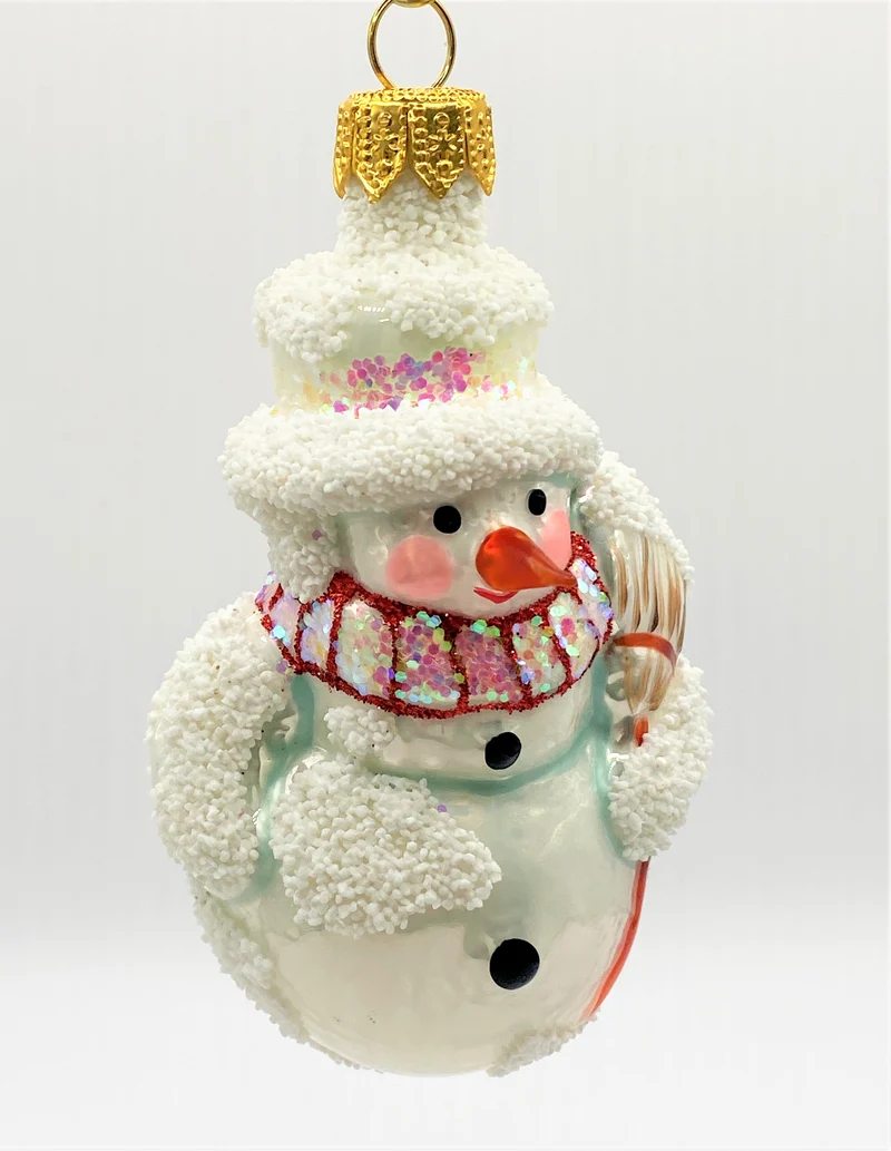 Schneemann mit gestreiftem Schal