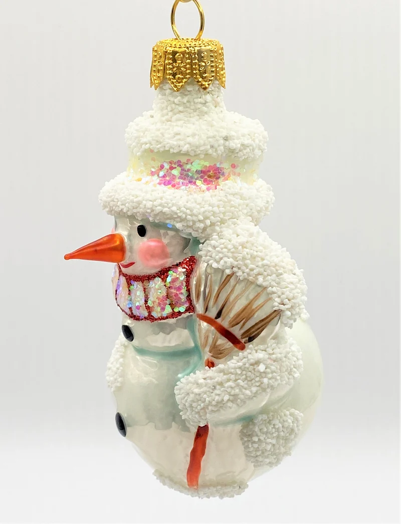 Schneemann mit gestreiftem Schal