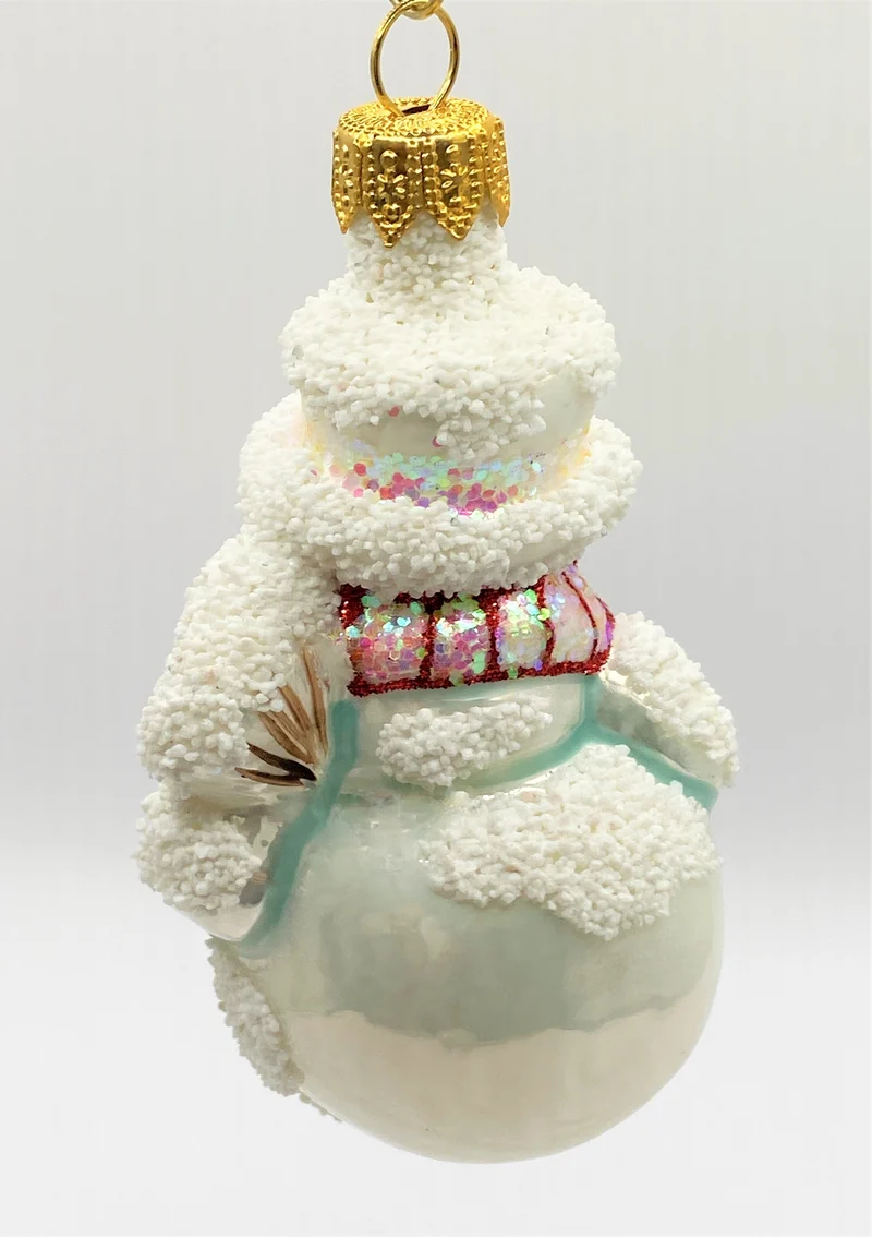 Schneemann mit gestreiftem Schal