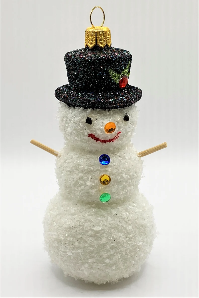Schneemann mit schwarzem Hut und bunten Knöpfen