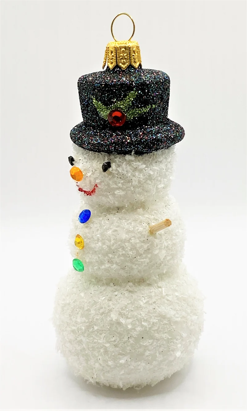 Schneemann mit schwarzem Hut und bunten Knöpfen