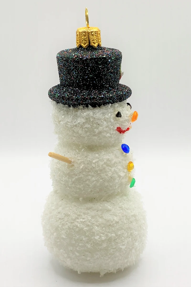 Schneemann mit schwarzem Hut und bunten Knöpfen