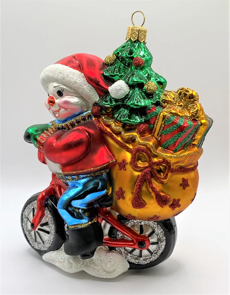 Der Schneemann bringt der Christbaum mit dem Fahrrad