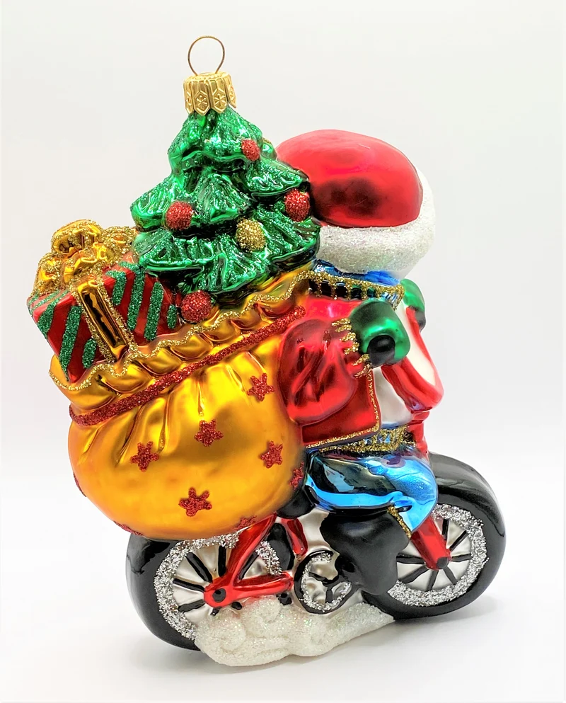 Der Schneemann bringt der Christbaum mit dem Fahrrad