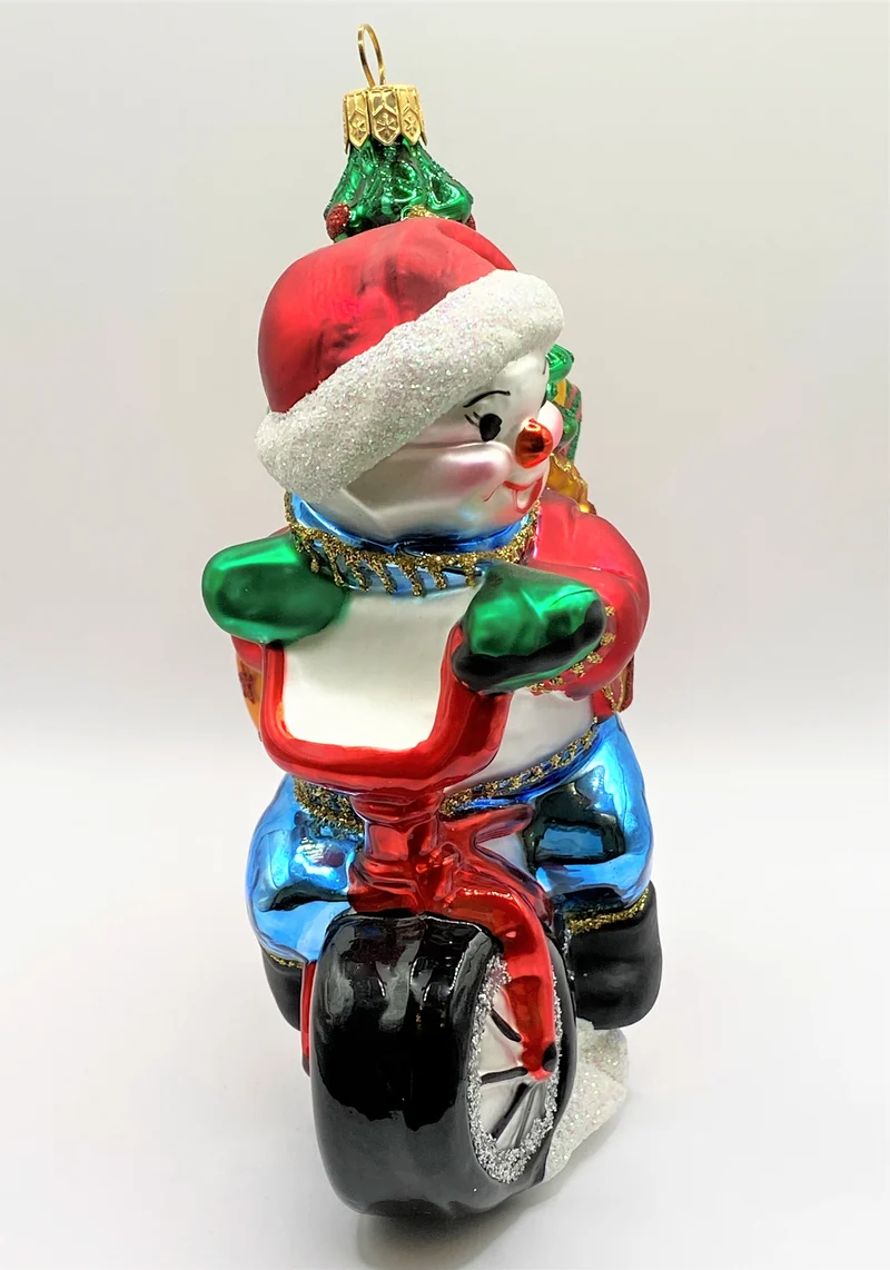 Der Schneemann bringt der Christbaum mit dem Fahrrad