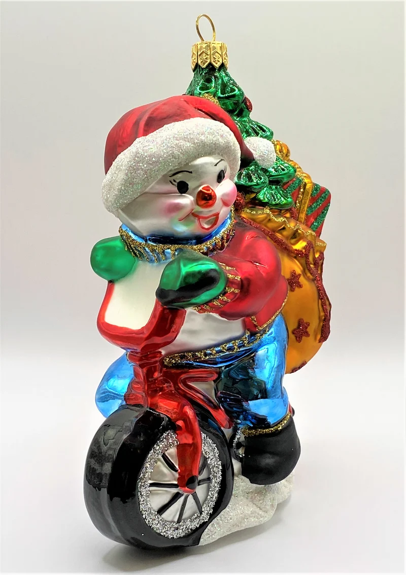 Der Schneemann bringt der Christbaum mit dem Fahrrad