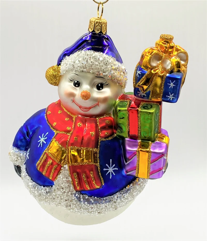 Schneemann mit blauer Jacke und vielen Geschenken