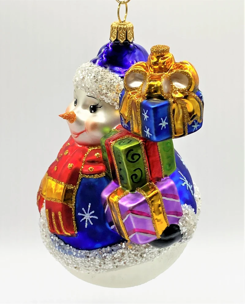 Schneemann mit blauer Jacke und vielen Geschenken