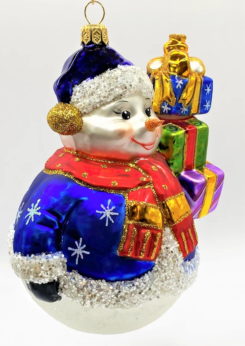Schneemann mit blauer Jacke und vielen Geschenken