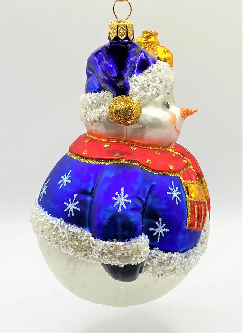 Schneemann mit blauer Jacke und vielen Geschenken