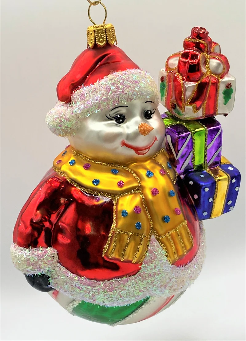 Schneemann mit roter Jacke und vielen Geschenken