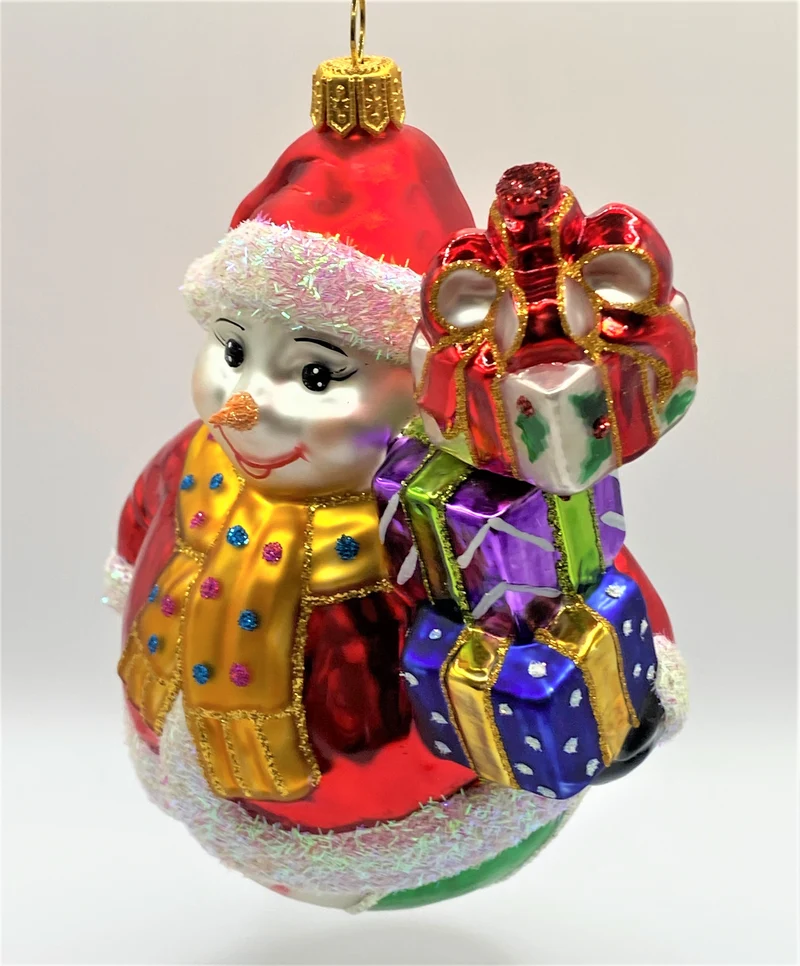Schneemann mit roter Jacke und vielen Geschenken