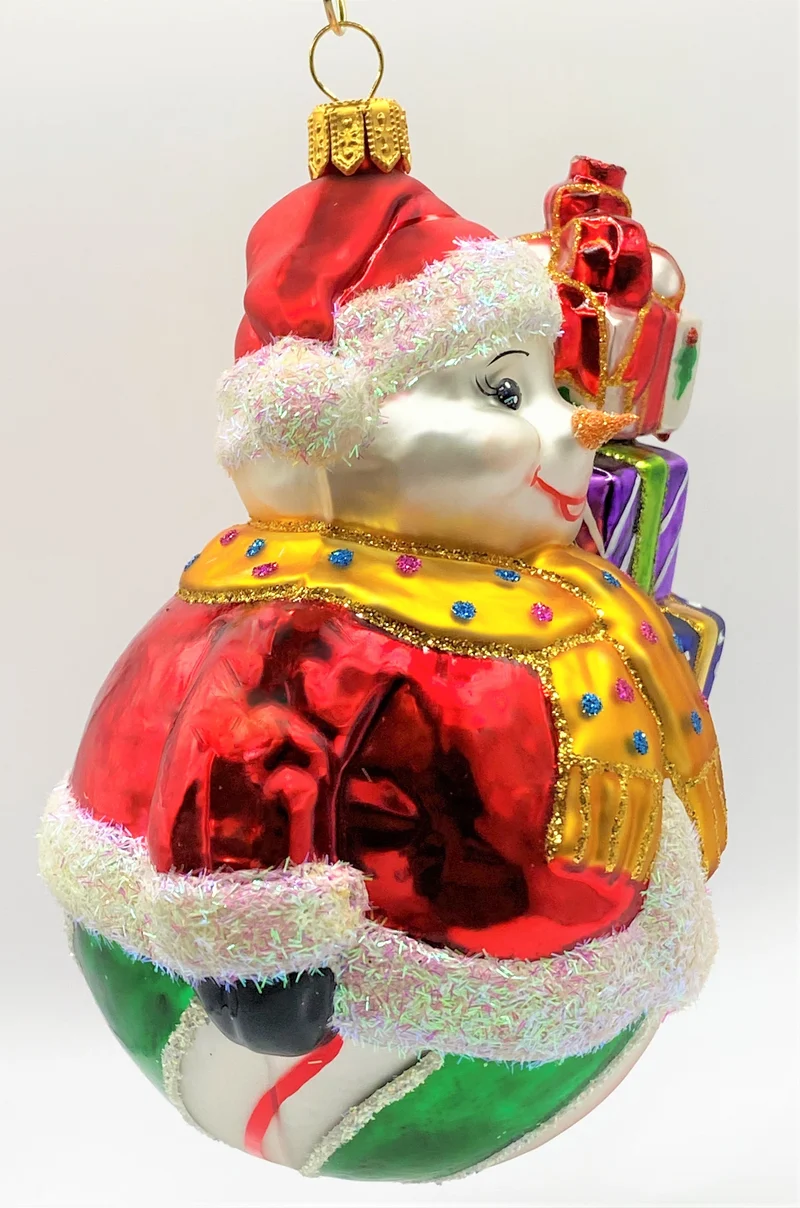 Schneemann mit roter Jacke und vielen Geschenken
