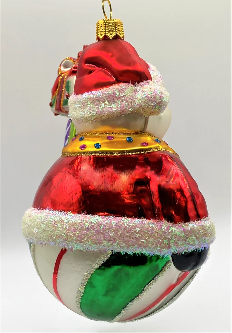 Schneemann mit roter Jacke und vielen Geschenken