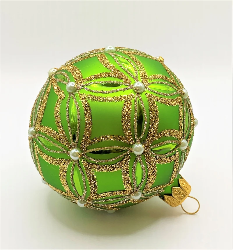 Grüne Kugel mit goldenem Glitter-Dekor und Perlen