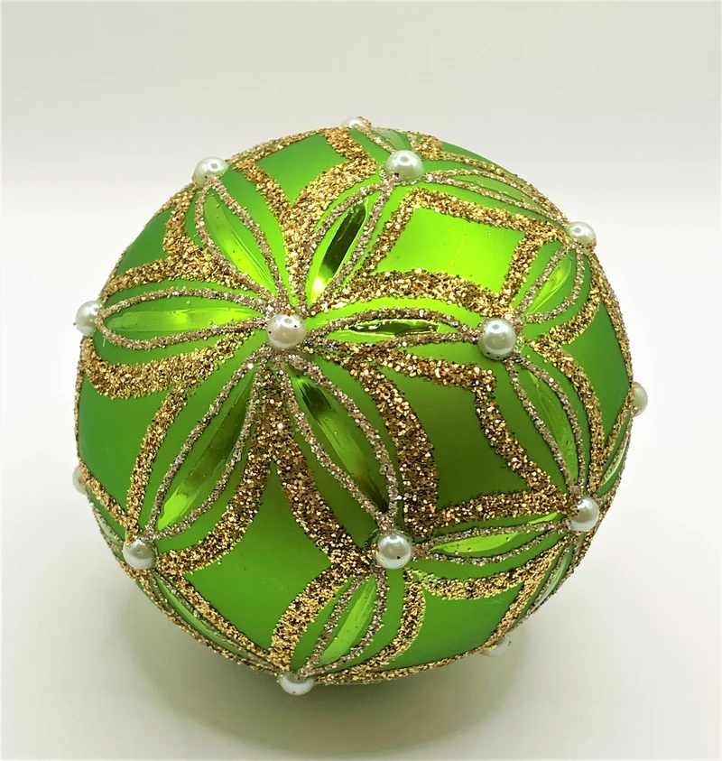 Grüne Kugel mit goldenem Glitter-Dekor und Perlen