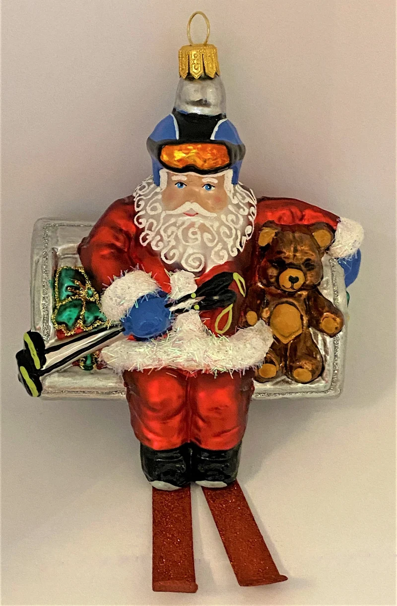 Santa fährt mit dem Sessellift zum Ski-Fahren