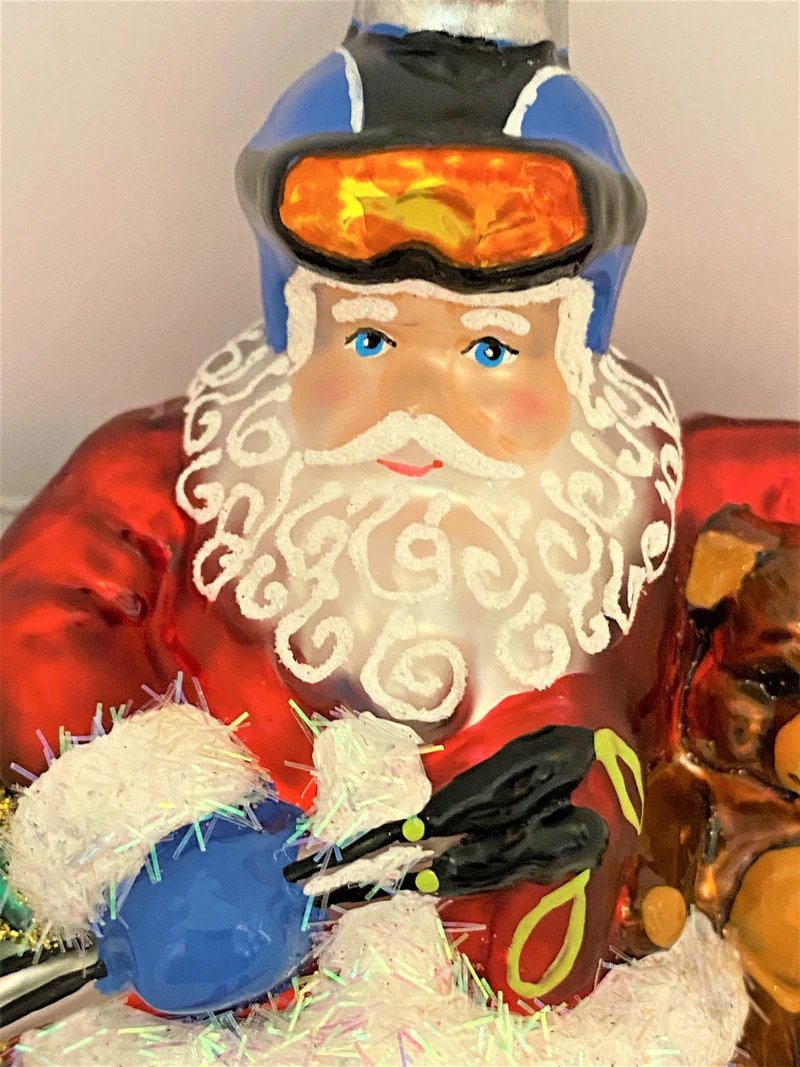 Santa fährt mit dem Sessellift zum Ski-Fahren