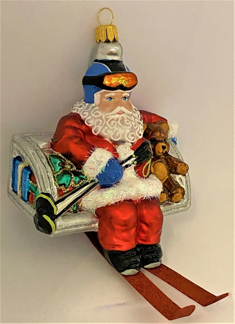 Santa fährt mit dem Sessellift zum Ski-Fahren