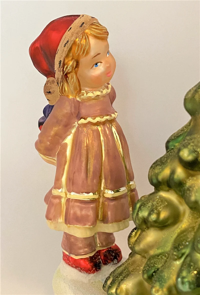 Das Mädchen im rosa Kleid und der Junge in der dunklen Hose bewundern den Weihnachtsbaum, KOMOZJA MO