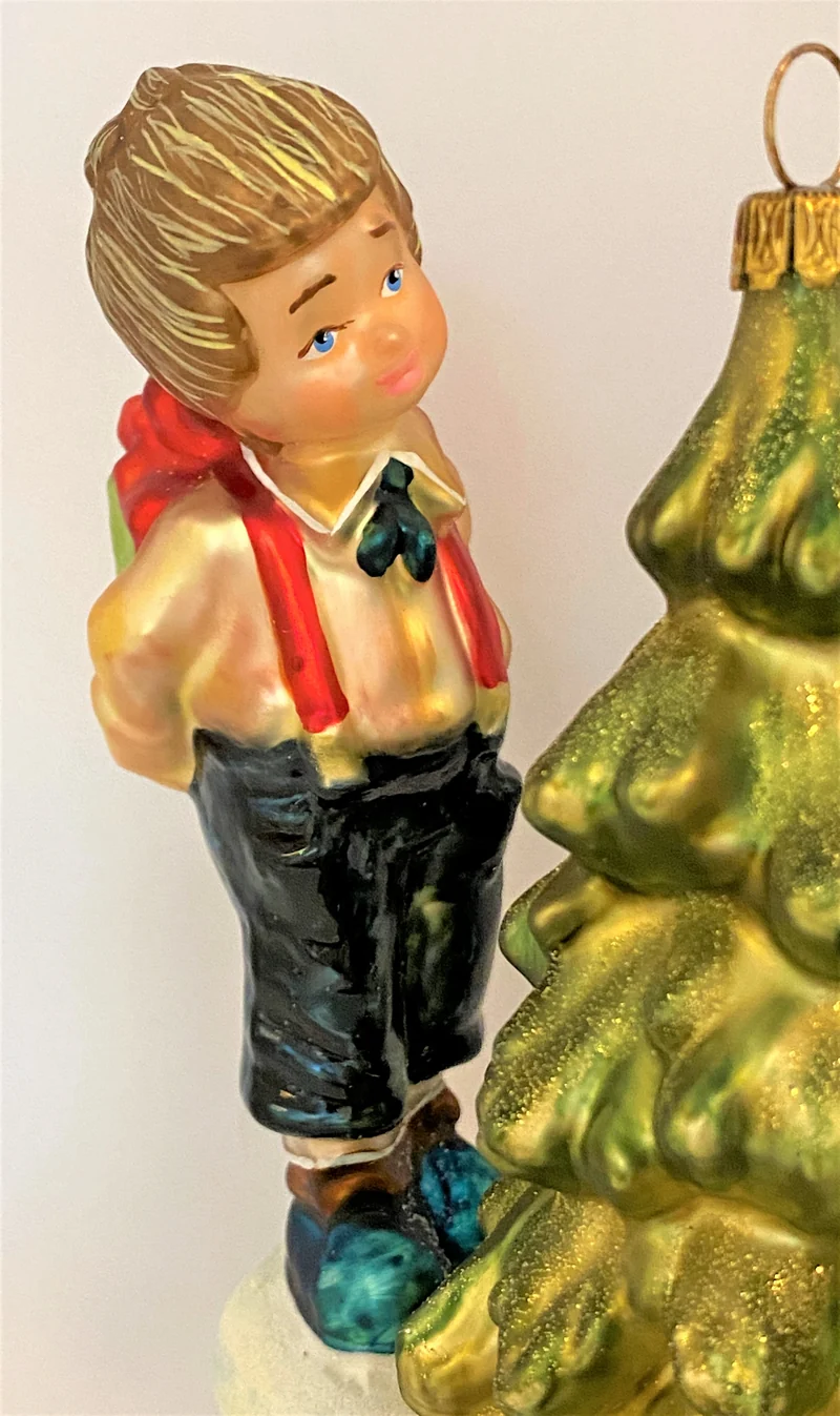 Das Mädchen im rosa Kleid und der Junge in der dunklen Hose bewundern den Weihnachtsbaum, KOMOZJA MO