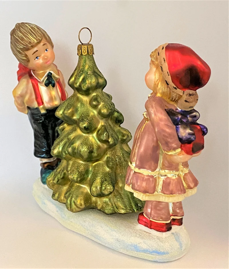 Das Mädchen im rosa Kleid und der Junge in der dunklen Hose bewundern den Weihnachtsbaum, KOMOZJA MO