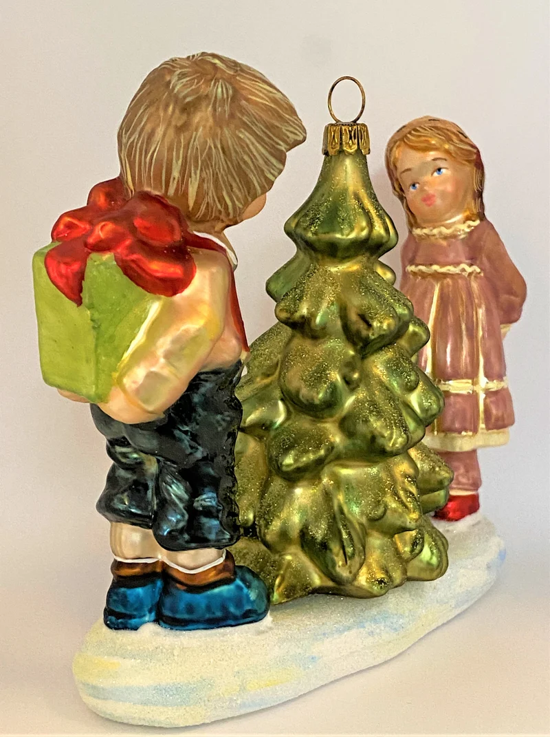 Das Mädchen im rosa Kleid und der Junge in der dunklen Hose bewundern den Weihnachtsbaum, KOMOZJA MO