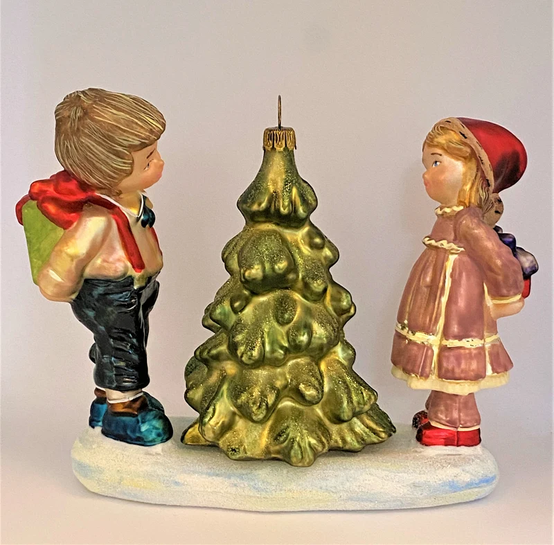 Das Mädchen im rosa Kleid und der Junge in der dunklen Hose bewundern den Weihnachtsbaum, KOMOZJA MO