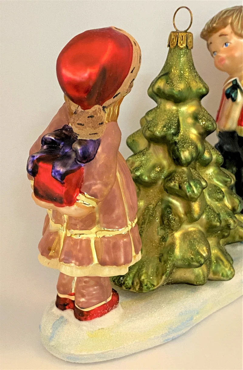 Das Mädchen im rosa Kleid und der Junge in der dunklen Hose bewundern den Weihnachtsbaum, KOMOZJA MO