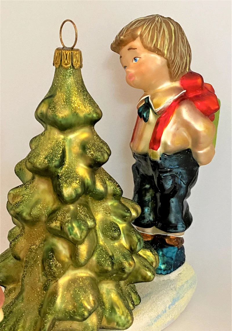 Das Mädchen im rosa Kleid und der Junge in der dunklen Hose bewundern den Weihnachtsbaum, KOMOZJA MO