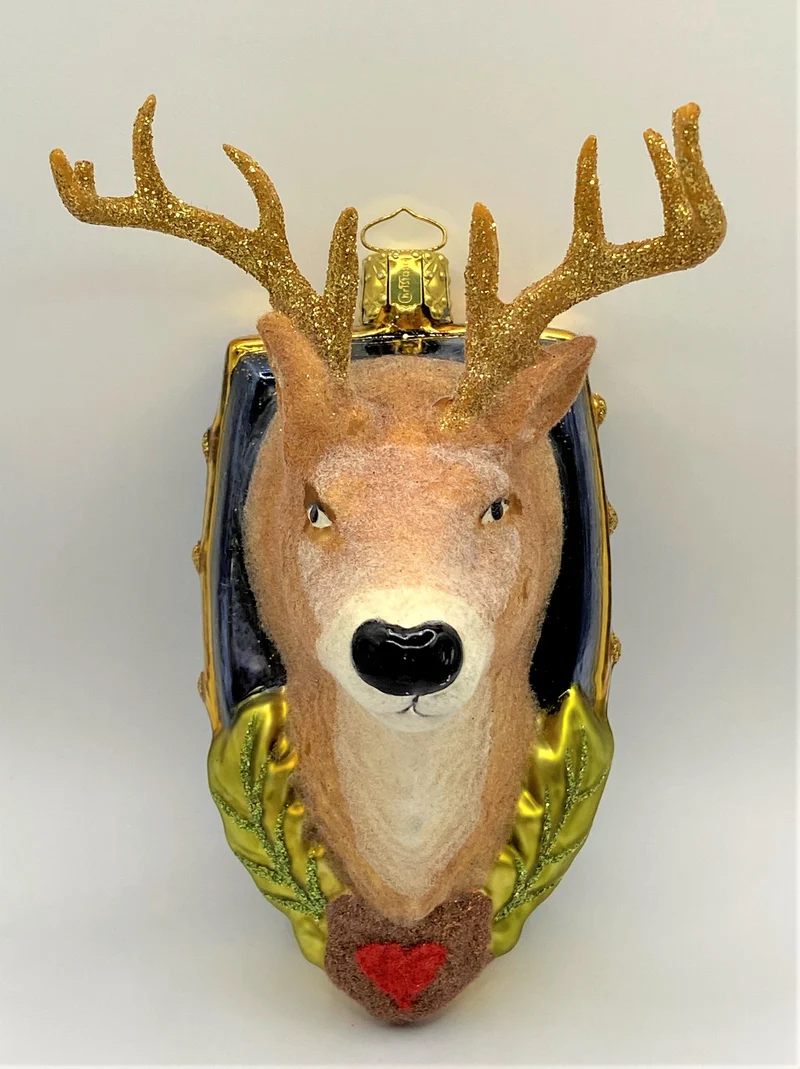 Hirschkopf auf blauem Trophäenbrett