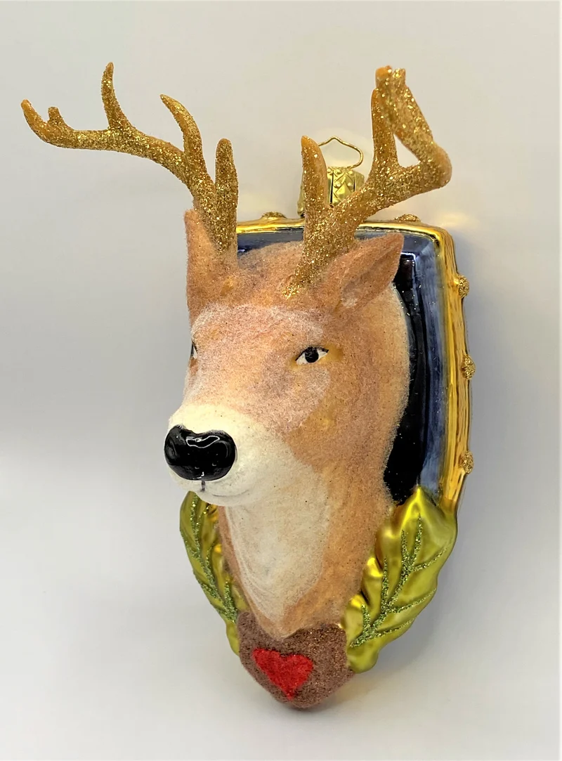 Hirschkopf auf blauem Trophäenbrett