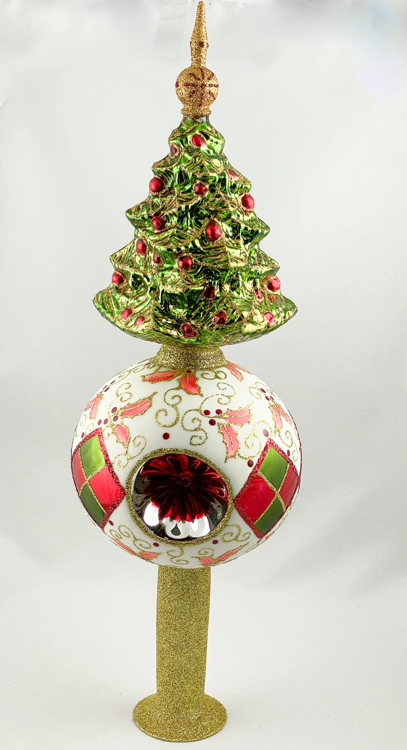 Grosse weisse Kugel mit einem Reflex und Weihnachtsbaum