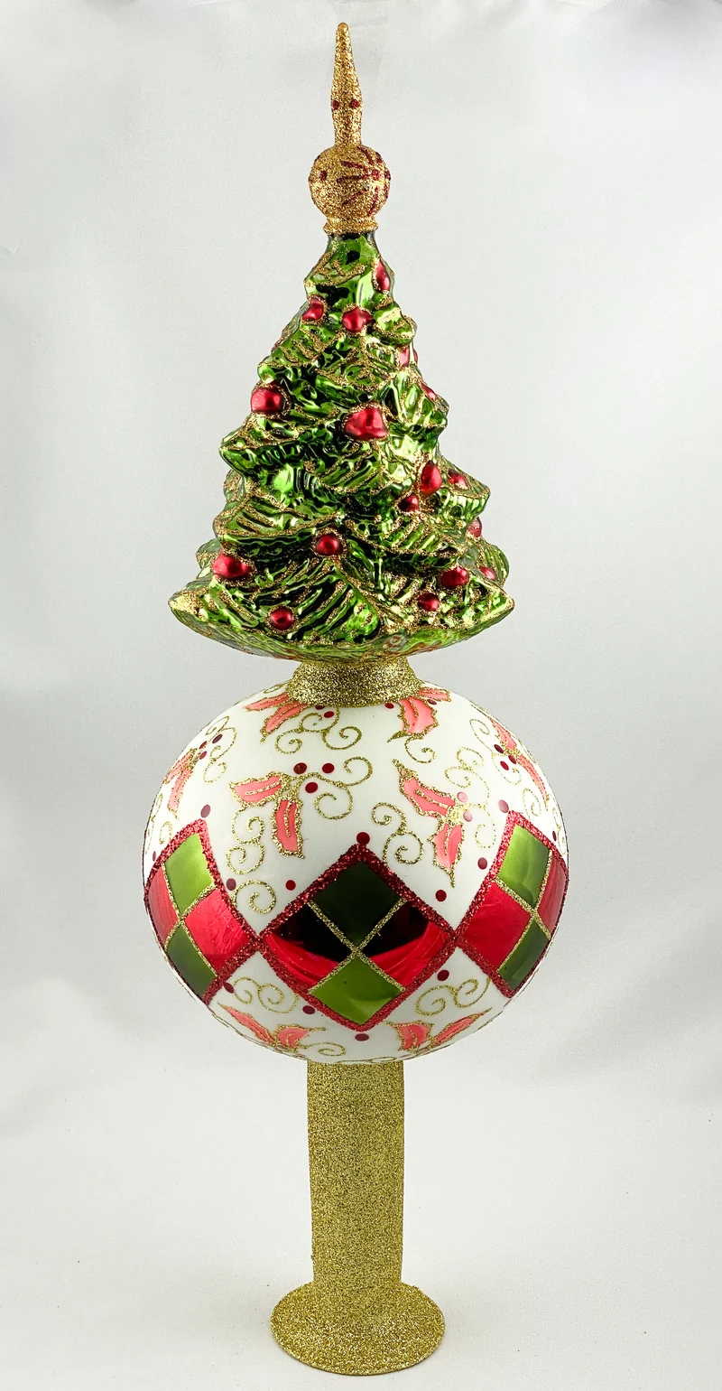Grosse weisse Kugel mit einem Reflex und Weihnachtsbaum