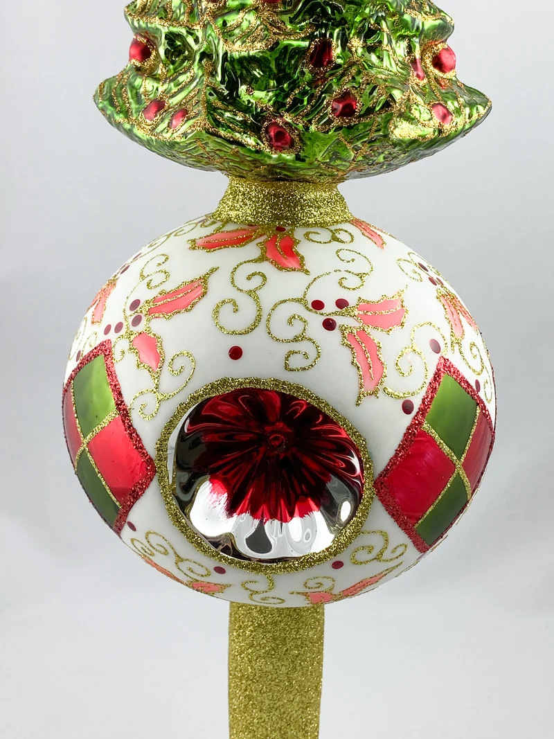Grosse weisse Kugel mit einem Reflex und Weihnachtsbaum