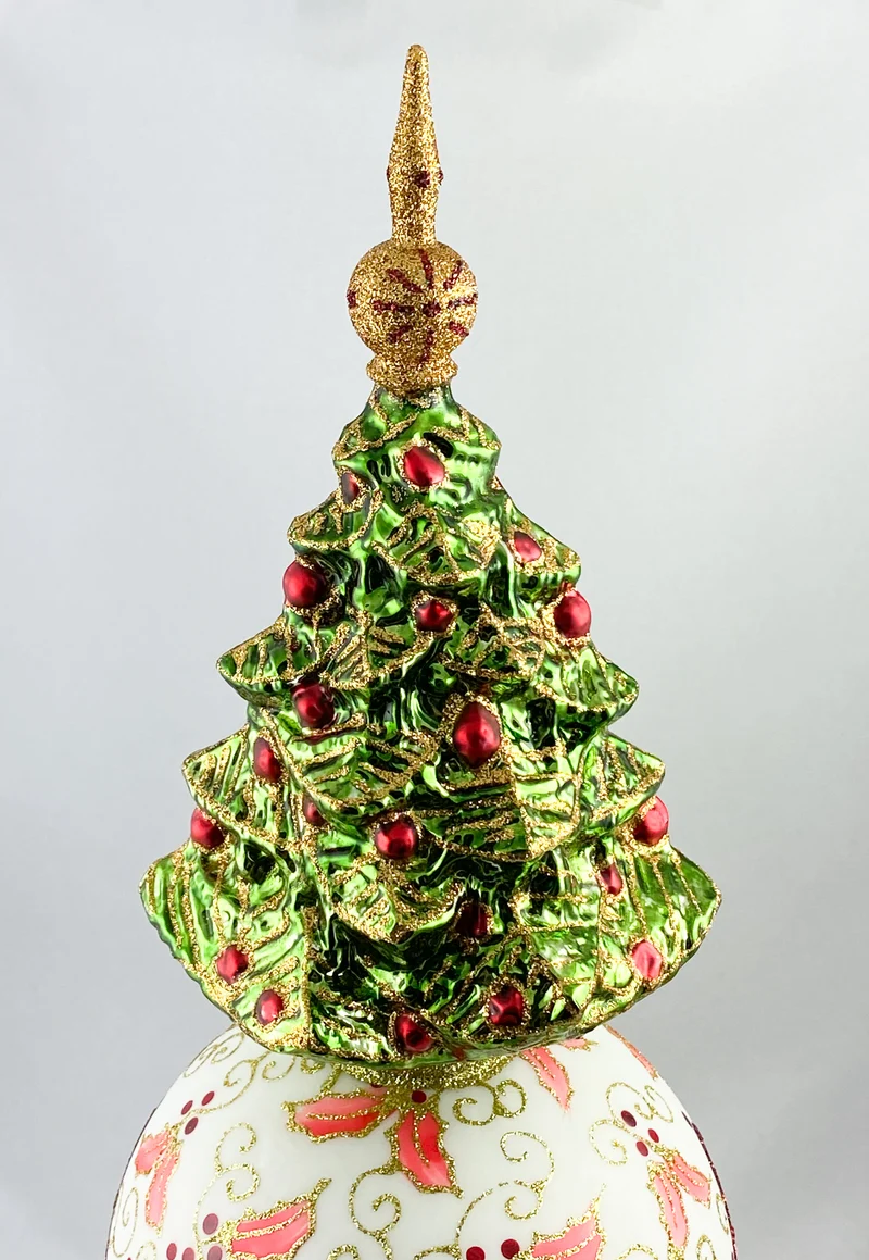 Grosse weisse Kugel mit einem Reflex und Weihnachtsbaum