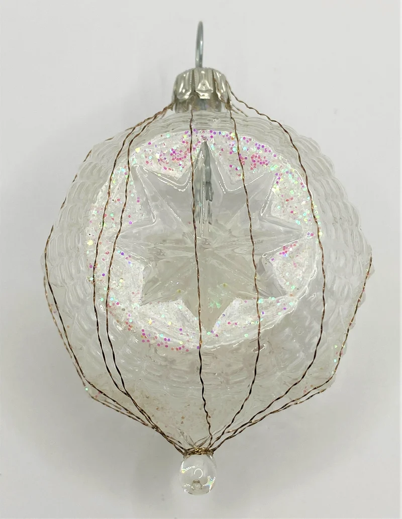 Transparentes Kugel-Medaillon mit Engel aus Dresdner-Papier und leonischem Draht umsponnen